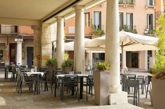 Стул пластиковый Doga Bistrot антрацит 530х550х825 мм Стул пластиковый Doga Bistrot антрацит 530х550х825 мм